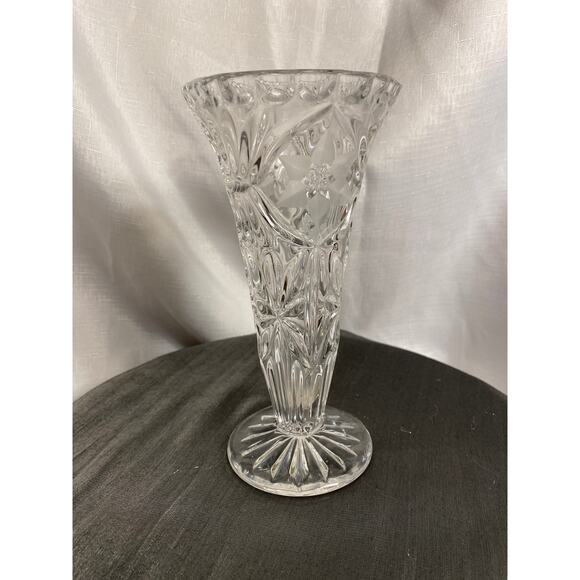 Vintage Crystal Clear Glass Vase with Etched Flower 8 in tall EUC - Picture 2 of 13